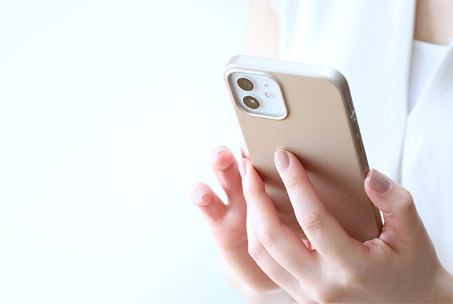 スマホを操作する女性